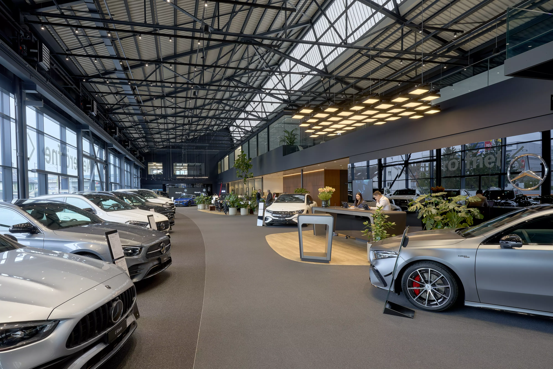 Acoperiș industrial cu sisteme de lumină naturală integrate intr-un showroom Mercedes