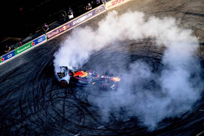 A race car with smoke coming out of it

AI-generated content may be incorrect.