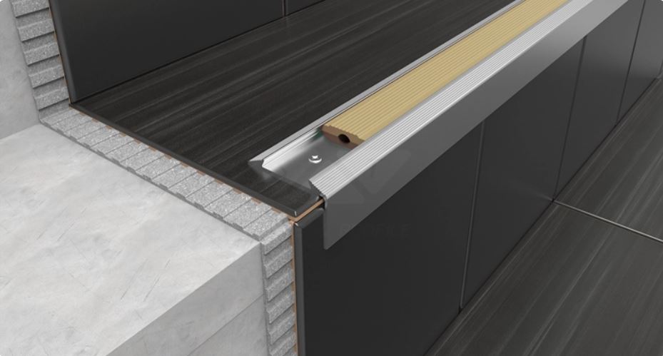 S38 - Profil pentru treaptă cu bandă antiderapantă 46/30 mm