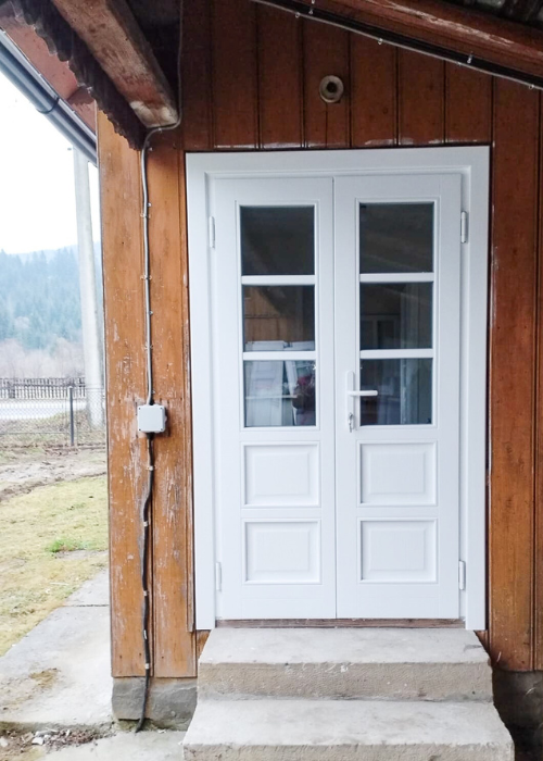 Uși din lemn, aluminiu și lemn placat cu aluminiu