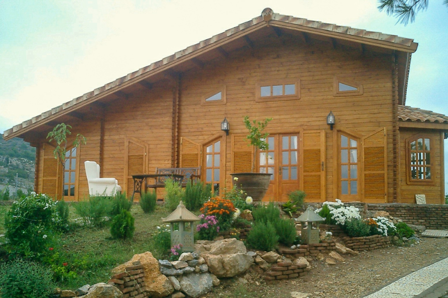 Case din lemn masiv sau stratificat