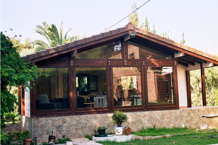 Case din lemn masiv sau stratificat