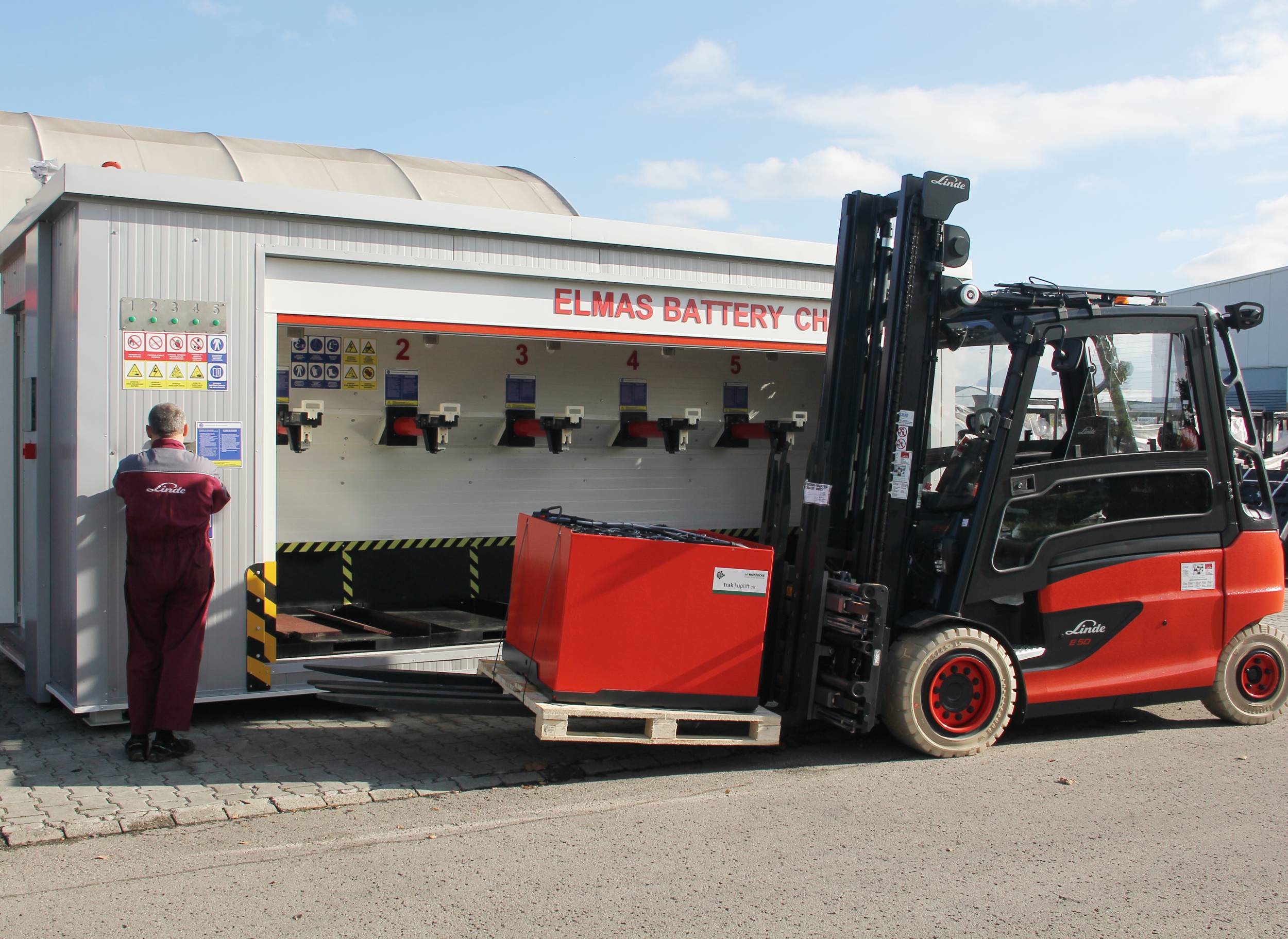 Stații mobile de încărcare a bateriilor pentru stivuitoare