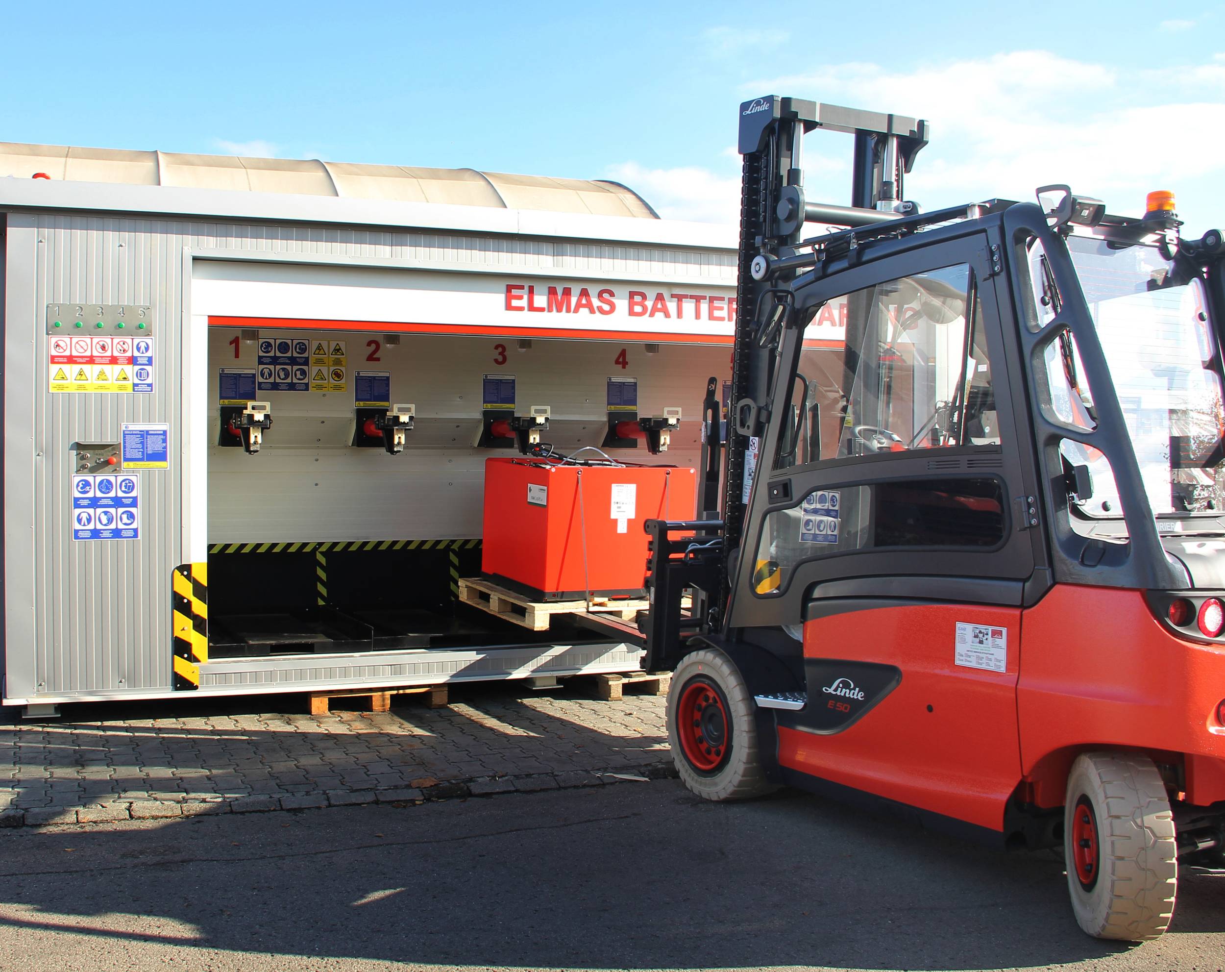 Stații mobile de încărcare a bateriilor pentru stivuitoare